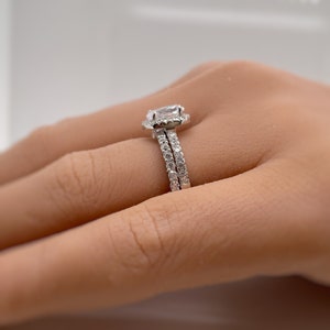 1.00ct  Oval Moissanite Engagement Ring